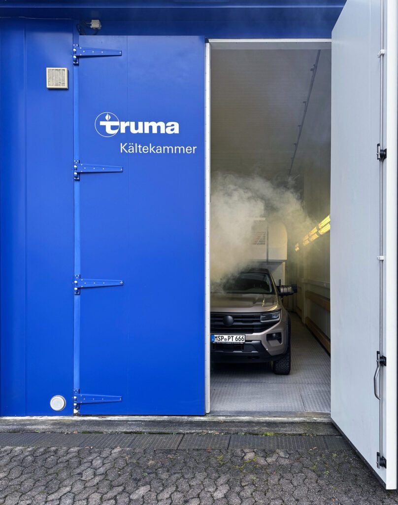 Fahrzeug in Truma-Kältekammer für Härtetest bei extremen Temperaturen.