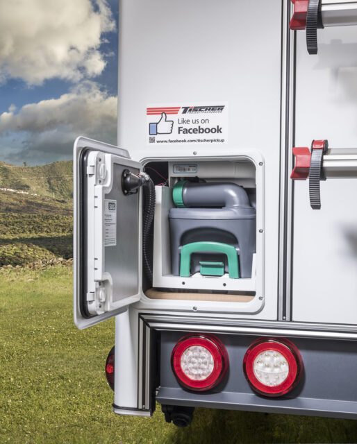 Außenfach für die Toiletten-Kasette – Tischer Kabine.