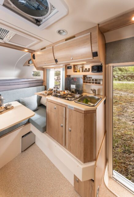 Trail230S Innenansicht Tischer Kabine mit Küchenblock, Sitzecke und Fenster – voll ausgestatteter Grundriss.