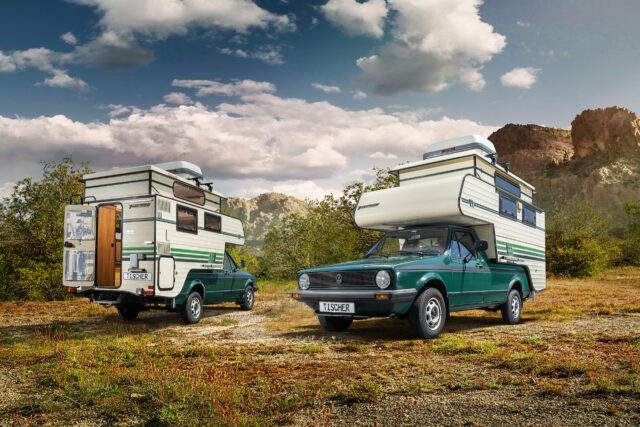 Grüner Pick-up mit aufgesetzter Kabine, seitlich geparkt in bergiger Landschaft. Verschiedene Ansichten