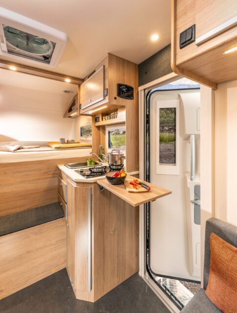 Geöffnete Tür der Tischer 260SP Flatbed – Blick auf Küche, Sitzbereich und Eingang.