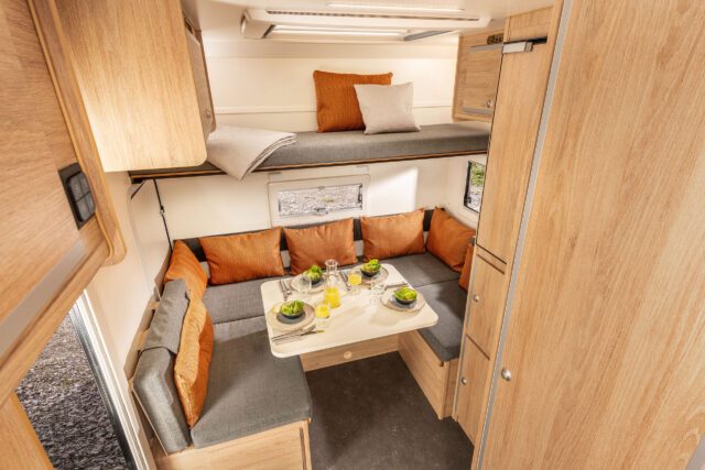 Innenraum der Tischer 260SP mit Esstisch und Polstern, Oberfächer mit Schnappverschlüssen.