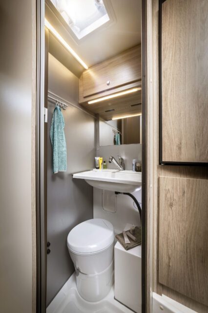 Nasszelle mit Kassettentoilette, Spiegel, Ablagen und LED-Licht – Tischer Wohnkabine.