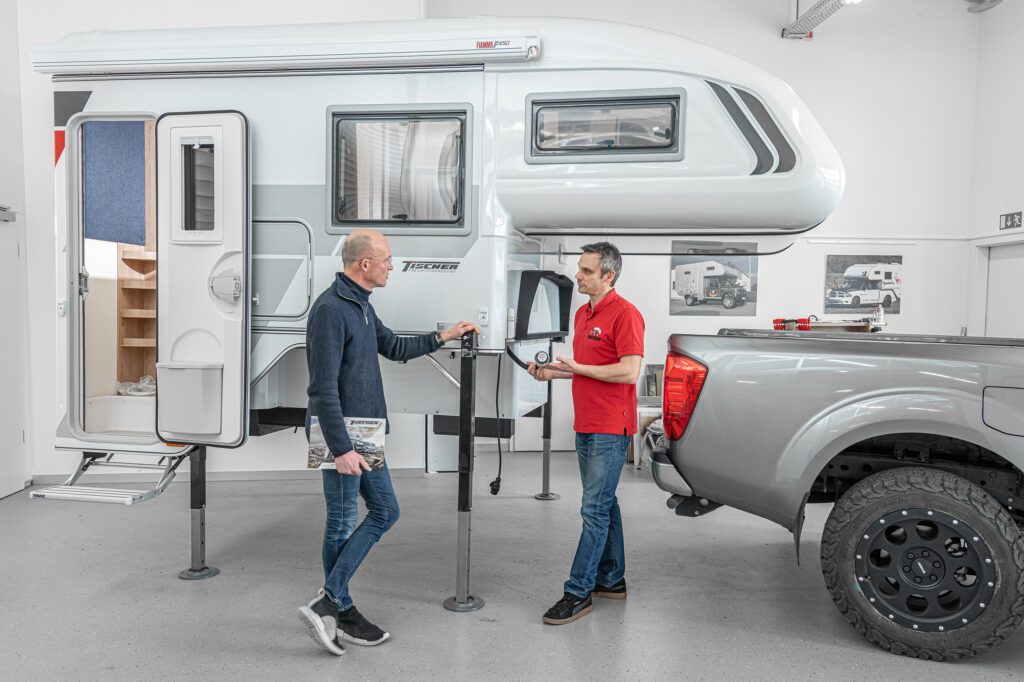 Beratungsgespräch in der Tischer Ausstellungshalle – zwei Personen im Gespräch vor einer aufgebauten Wohnkabine.