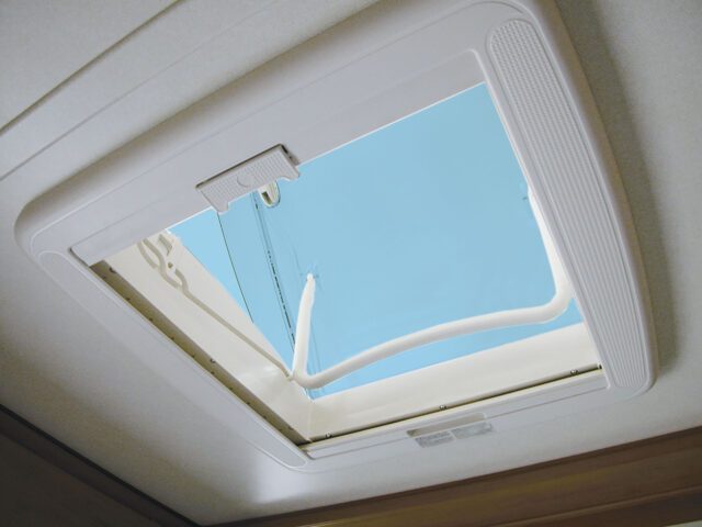 Mini-Heki Dachhaube mit geöffnetem Fenster – Belüftung in Tischer Absetzkabinen.