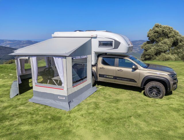 Seitenansicht des Tischer Vorzelts mit offenen Fenstern, angebaut an Absetzkabine.