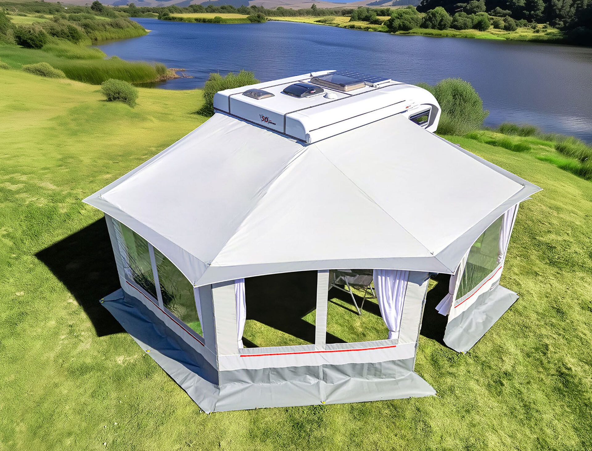 Freistehendes Vorzelt mit Fenstern und Vorhängen auf Wiese neben Pickup mit Tischer Kabine.