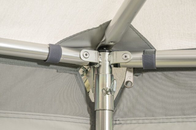 Metallgestänge mit Kreuzstück und Schutzummantelung in der Zeltenecke – Tischer Pick-Up Vorzelt.