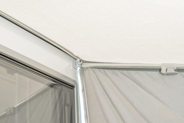 Innenansicht Dachbereich mit Zelthaut und Wandanschluss an Tischer Kabine.