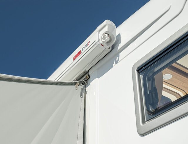 Reißverschluss und Stoffkante am Verbindungspunkt zur Kabine – seitliche Abdichtung.