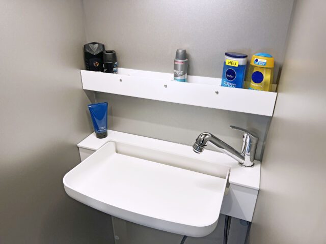 Waschbecken mit Ablage – Badezimmerzubehör in Tischer Kabinen.