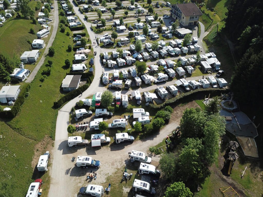 Tischer_treffen_2024_Luftaufnahme mit dicht aneinandergereihten Kabinen auf einem Stellplatzgelände.