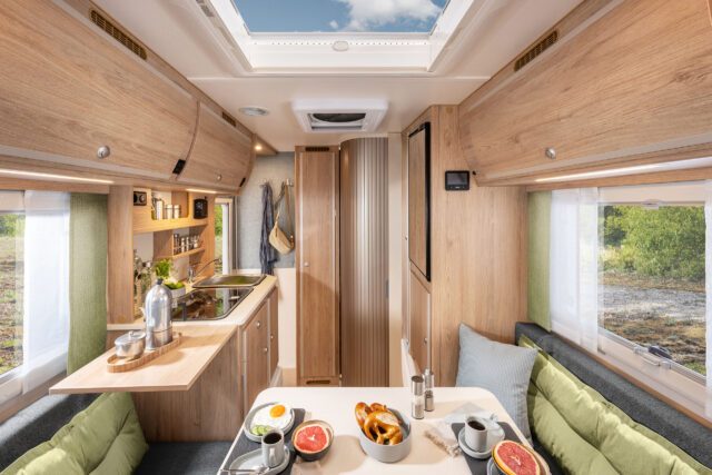 Tischer Trail Box 200 mit Sitzgruppe, Küche, Dachhaube und Badzugang – Blickrichtung nach vorn.