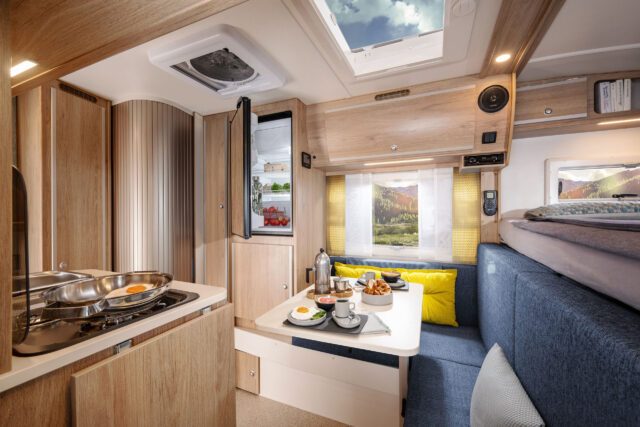 Innenansicht der Tischer 250S/275S mit Küchenblock, Kühlschrank und gemütlicher Sitzgruppe.