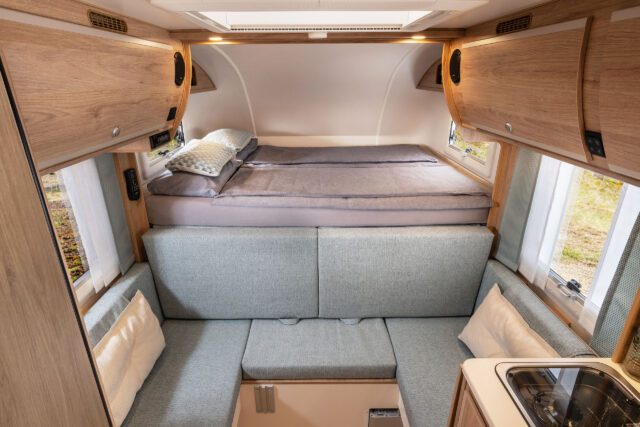 Blick auf Alkovenbett und Sitzgruppe der Tischer 260R/RS – kompakt und gemütlich.