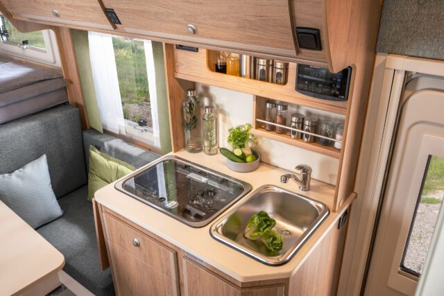 Küchenzeile der Tischer 260 mit Spüle, Zweiflammkocher und Stauraum – kompakte Ausstattung.