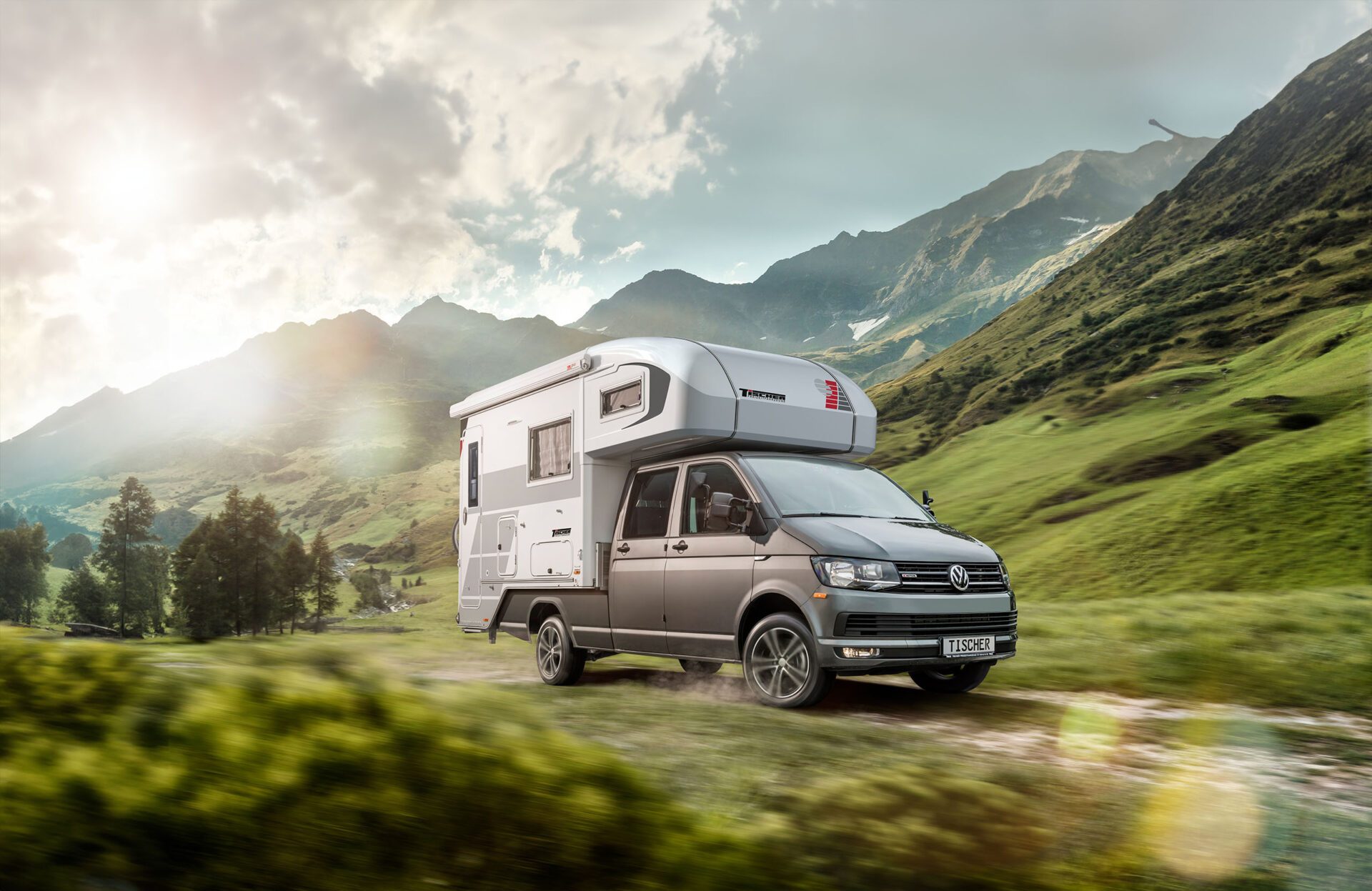 Tischer Trail Box 280 auf VW T6-Pritschen Pick-UP in alpiner Landschaft – Offroad-Wohnkabine im Einsatz.