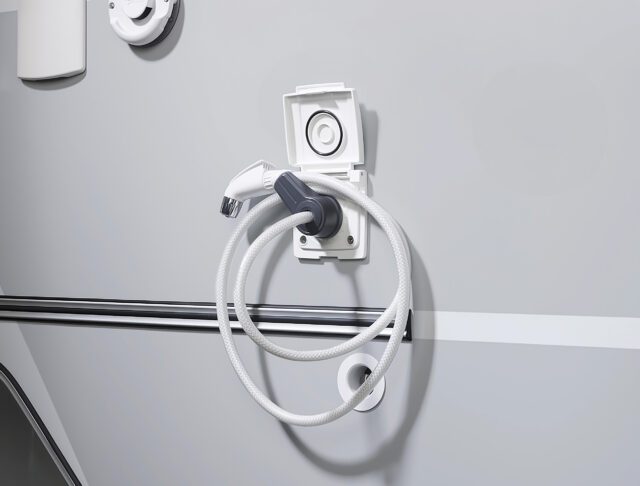 Außendusche an Tischer Wohnkabine mit Brauseschlauch.