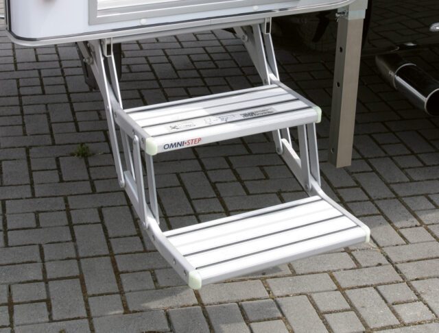 Aluminium-Trittstufe elektrisch für Einstieg in Tischer Wohnkabine.