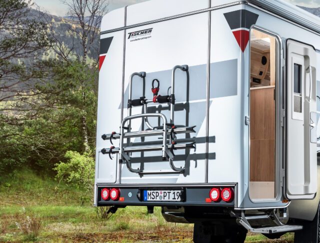 Heckträger für Fahrräder klappbar – montiert an einer Tischer Wohnkabine.