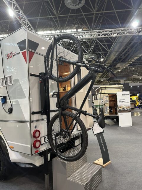 Fahrrad auf Fahrradträger am Heck der Tischer Wohnkabine BOX 200 montiert.