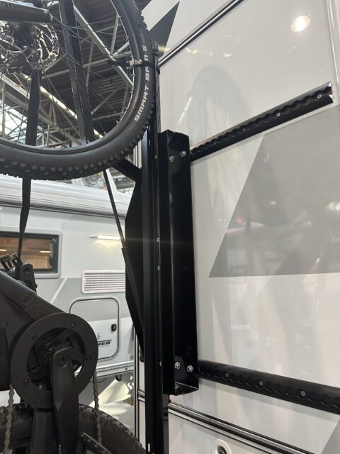 Detailansicht des oberen Trägerschwenkarms am Fahrradträger der Tischer Kabine.