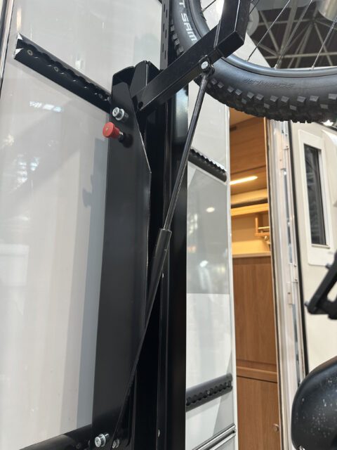 Nahaufnahme des Fahrradträgers an Tischer Wohnkabine BOX 200 mit Haltearm und Sicherung.
