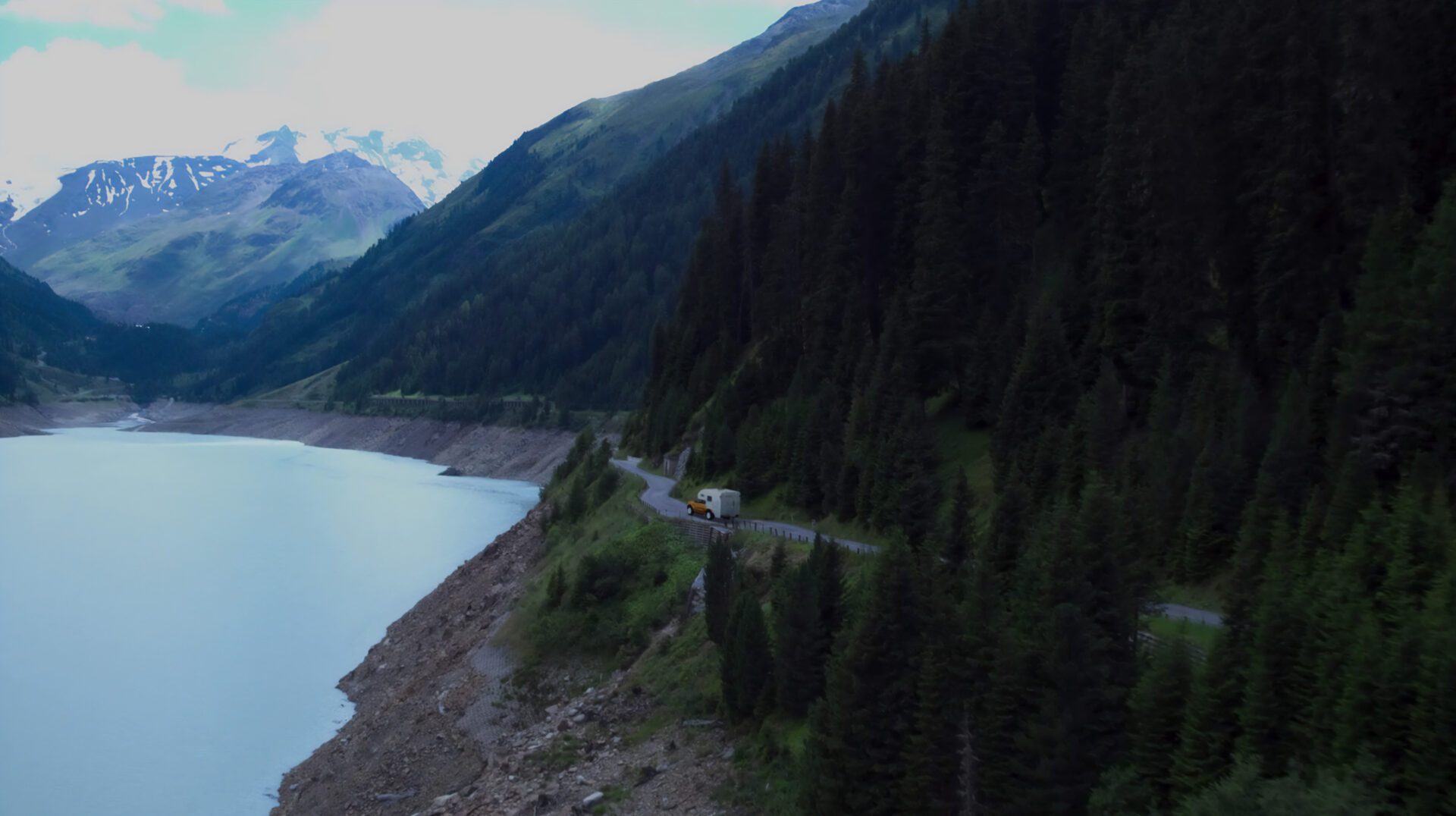 tischer_fahrzeug_auf_berg