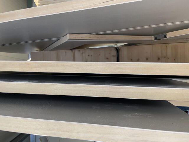 Holzplatten-Zuschnitte für den Innenausbau der Tischer Wohnkabinen – Fertigung in Vorbereitung.